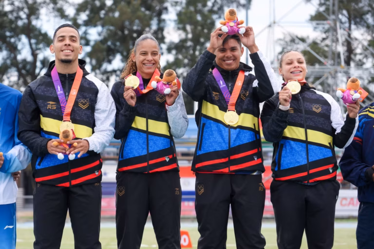 4x100 mixto remontó hasta el oro