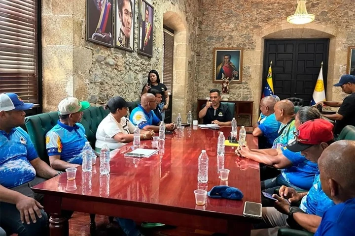 Avanza plan integral en apoyo a comerciantes playeros de La Guaira