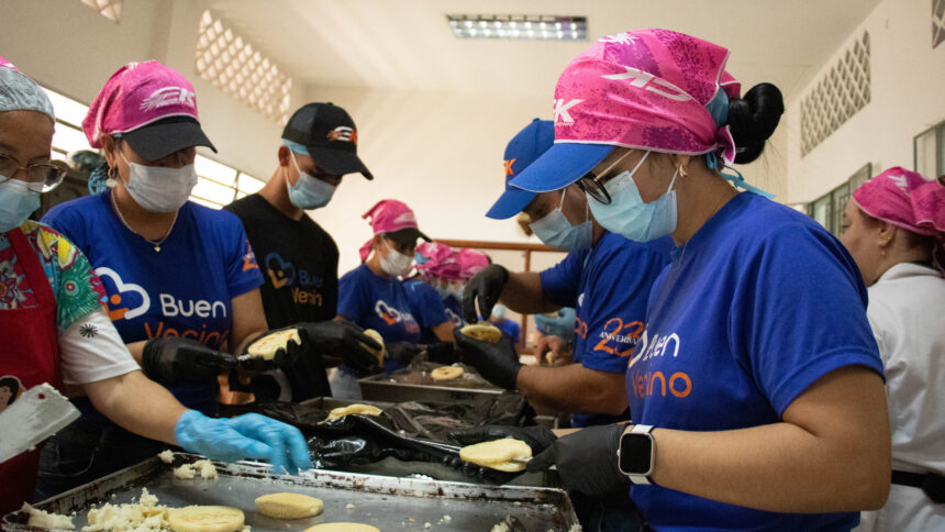 Buen Vecino reparte solidaridad en el Día Mundial de la Arepa en Ruedas