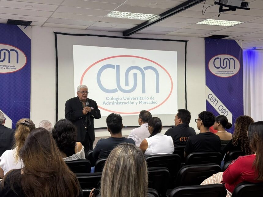Jóvenes y emprendedores durante la formación en gestión de negocios en el CUAM.