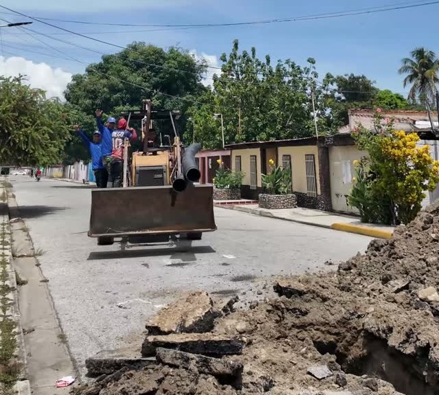 Carabobo aguas servidas en trabajos de sustitucion de tuberias y colectores