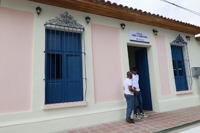 Fachada del nuevo Centro de Educación Inicial inaugurado en Rio Chico, estado Miranda.