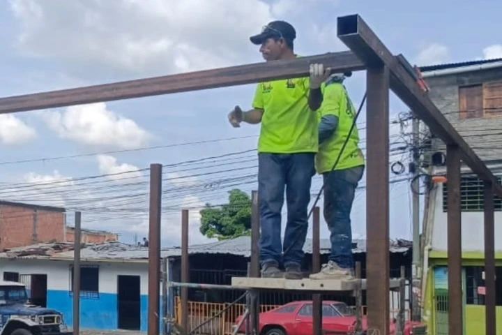 Continúa construcción de Sala de Autogobierno en la parroquia Coche