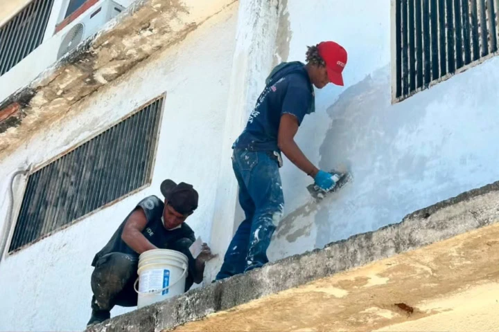 Continúan labores de recuperación en la U.E. San Rafael de La Guaira