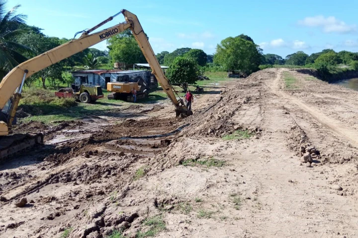 Continúan trabajos de canalización y construcción de muros en el km 54 del río Zulia