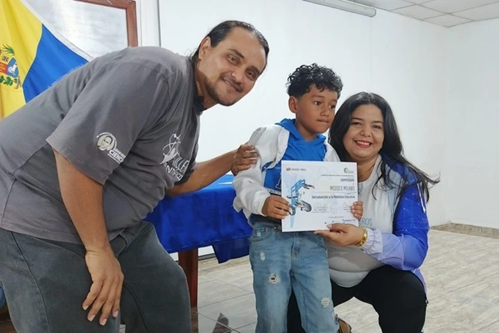 Culmina Taller de Introducción a la Robótica Educativa en Sucre