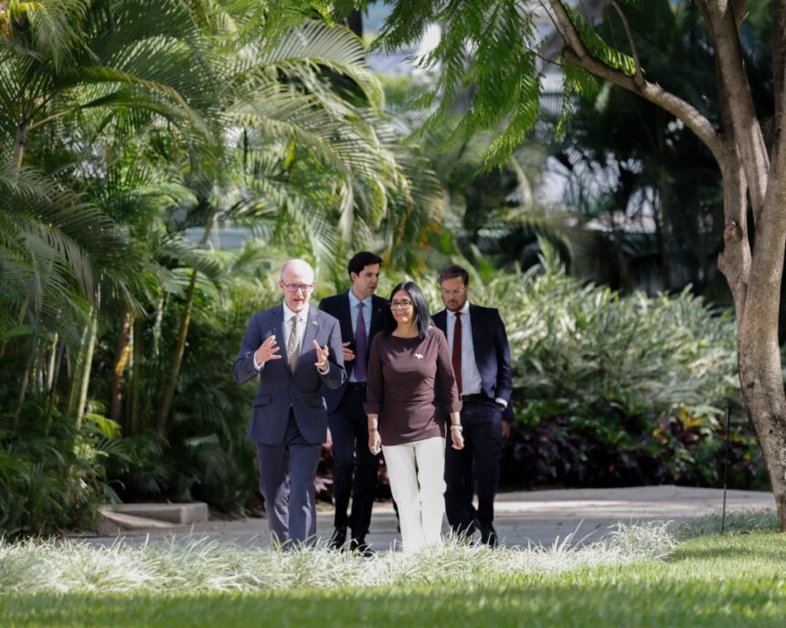 Delcy Rodríguez recibe a Colin Dick encargado de negocios del Reino Unido en Caracas.