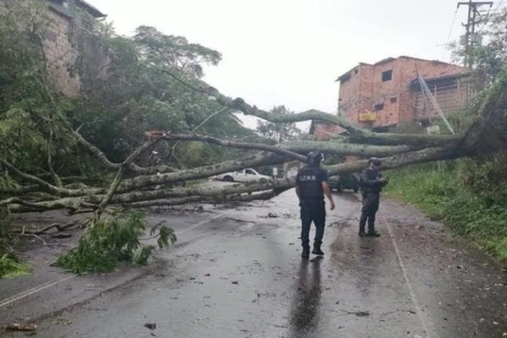 Despliegan atención social inmediata en Táchira tras paso de vientos huracanados