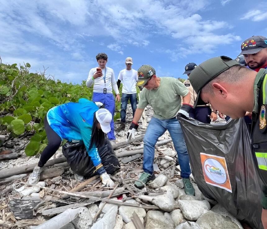 Autoridades y voluntarios recogen desechos en una playa de Puerto Cabello durante la jornada del Día Mundial de las Playas.