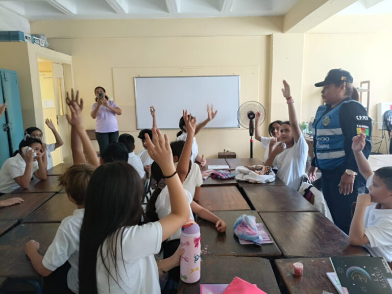 Funcionarios ejecutan el programa El Policía Va a la Escuela Valencia en aulas del estado Carabobo.