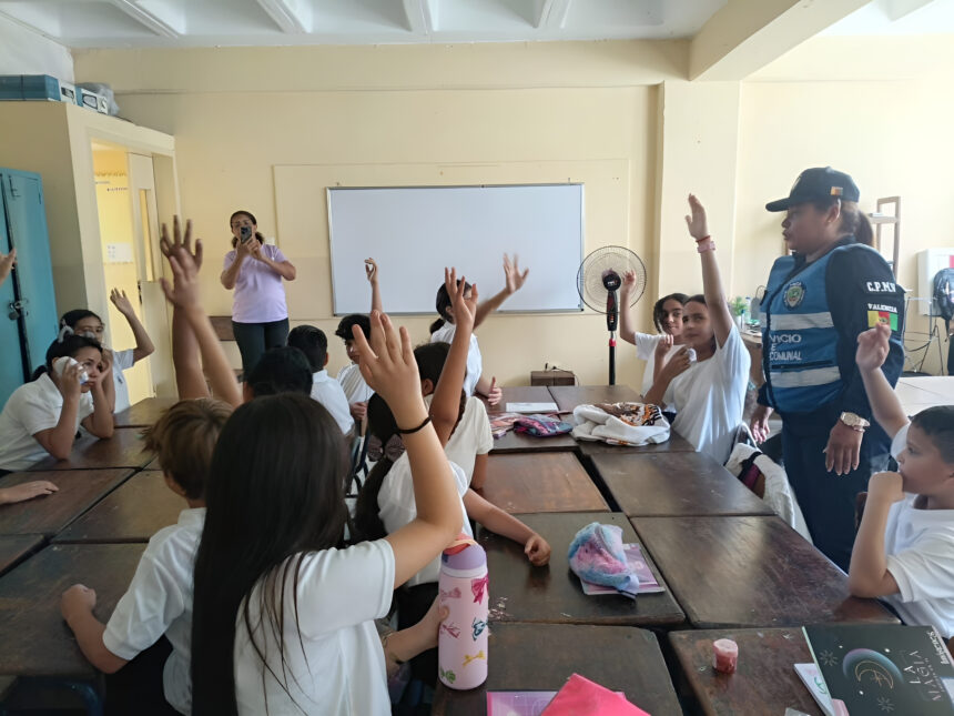 Funcionarios ejecutan el programa El Policía Va a la Escuela Valencia en aulas del estado Carabobo.