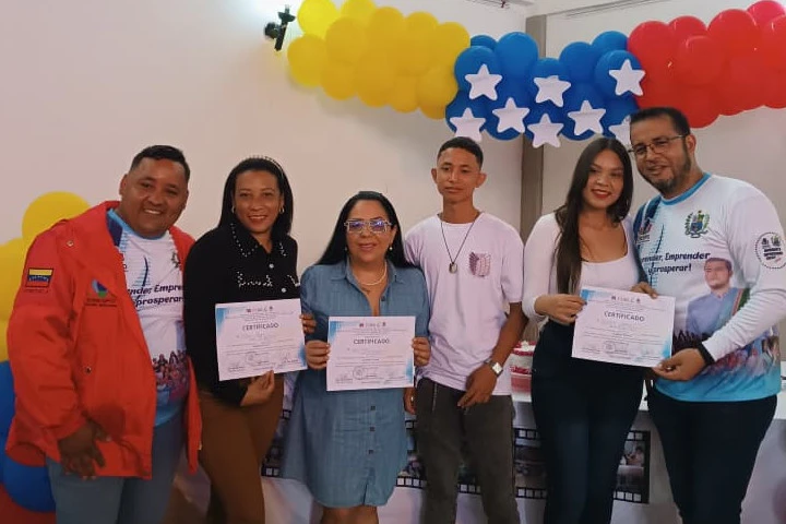 Emprendedores de Lara reciben certificados tras culminar talleres teóricos-prácticos