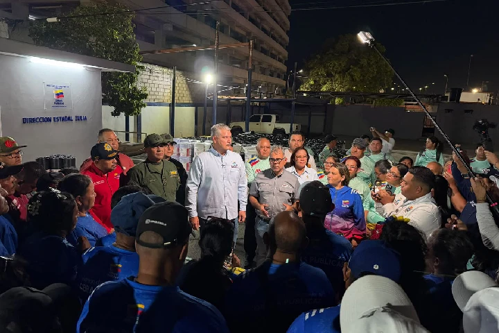Entregan dotación para rehabilitar techos de 50 escuelas en el Zulia