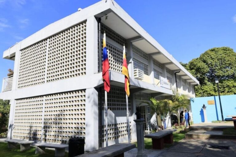 Entregan renovada la Unidad Educativa Nacional Conopoima en El Hatillo.