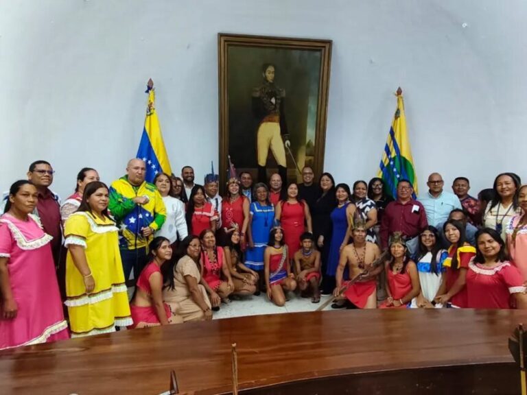 La Federación de Indígenas del Estado Bolívar (FIEB) conmemora 54 años de trayectoria institucional dedicada a la defensa de los derechos de los pueblos originarios de la región sur de Venezuela.