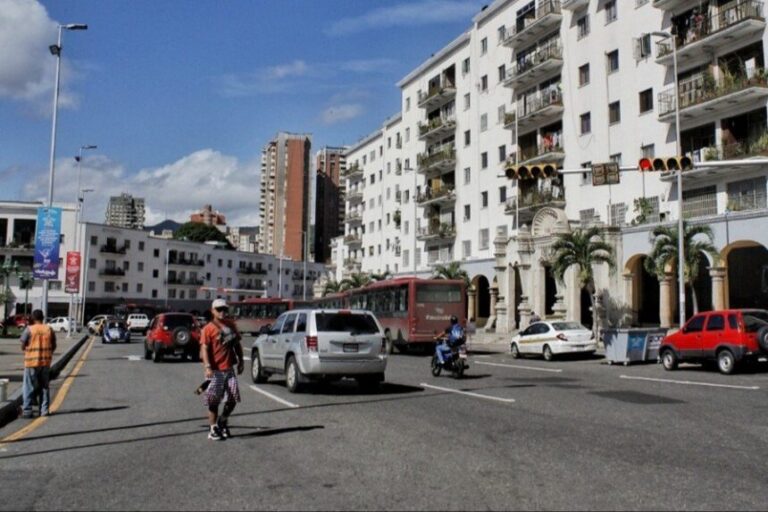 El acceso a las avenidas Fuerzas Armadas y San Martín, Caracas, será restringido durante horas de la noche a partir del martes 22 de septiembre por trabajos de demarcación y señalización, informó el Instituto Nacional de Transporte Terrestre (INTT).