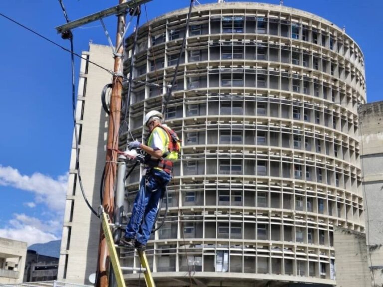 Despliegue de fibra óptica para llevar el servicio Aba Ultra al Hospital Universitario de los Andes