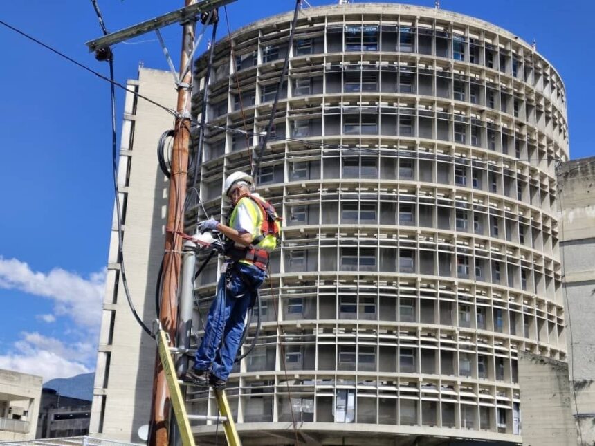 Despliegue de fibra óptica para llevar el servicio Aba Ultra al Hospital Universitario de los Andes