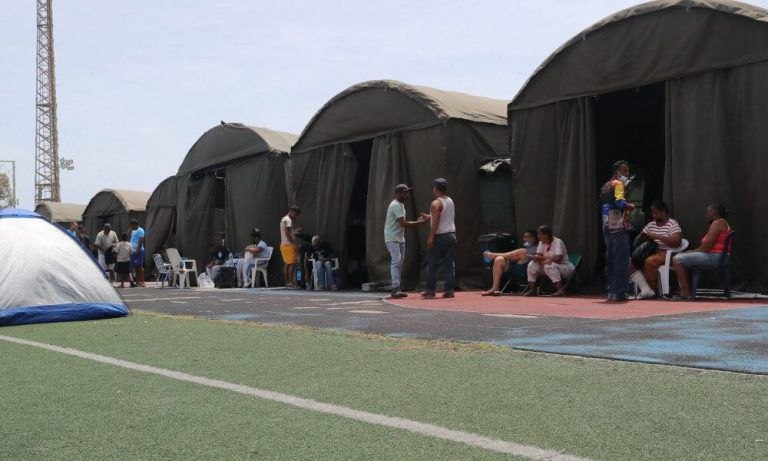 Gobierno de Brasil entrega carpas y literas en La Guaira