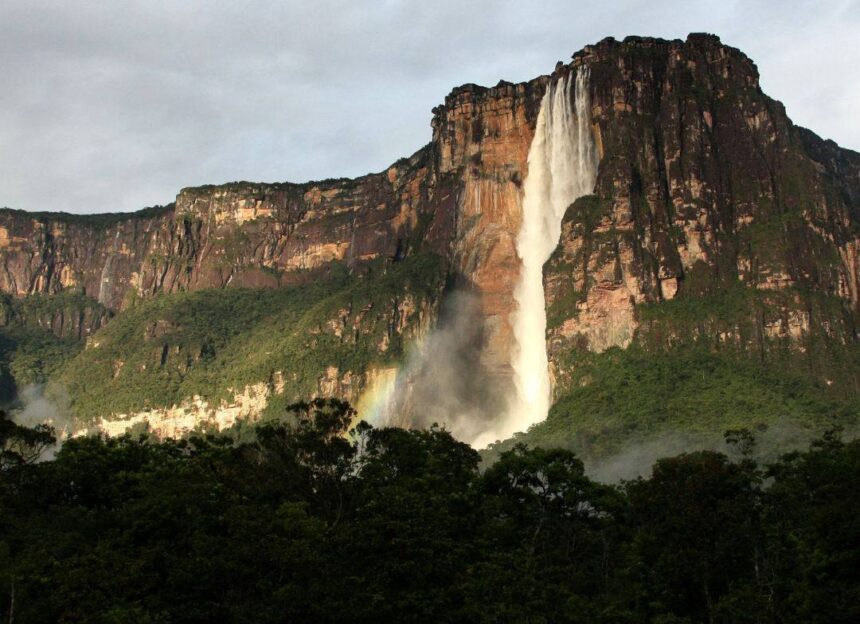 MINEC y pueblos indígenas fortalecen la protección ambiental en el Parque Nacional Canaima