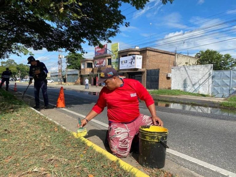 Plan Venezuela Renace realiza labores de demarcación y señalización en vías de San Fernando de Apure