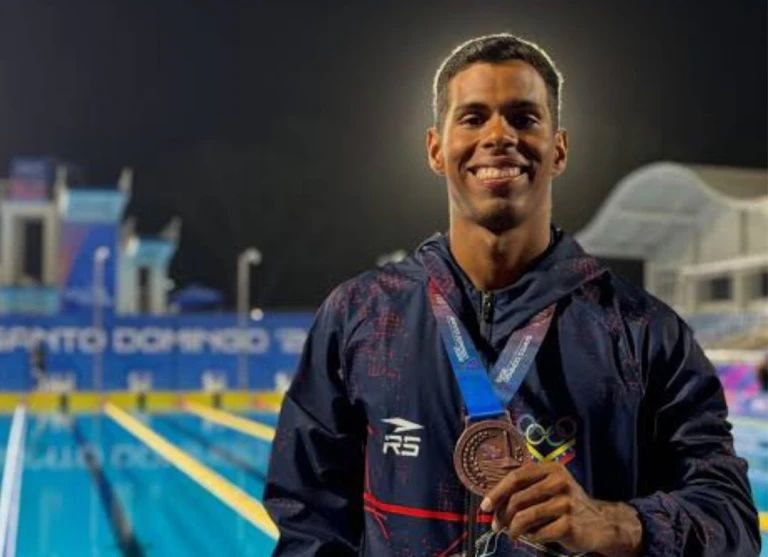 Winston Rodríguez sube al podio con medalla de bronce en natación