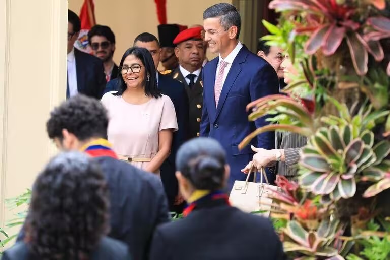 Presidenta Delcy Rodríguez despide al Mandatario paraguayo Santiago Peña luego de su visita de trabajo