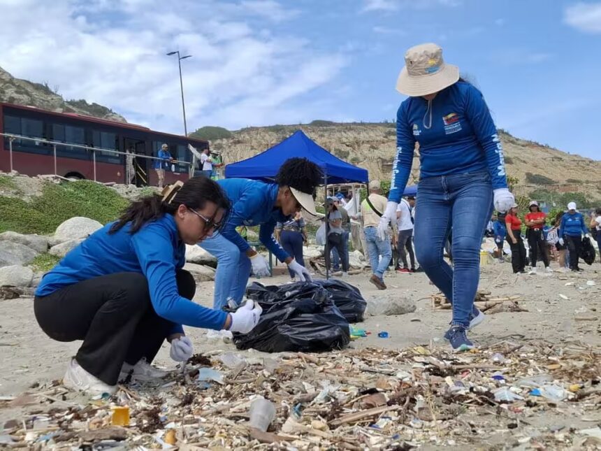 Evaluación de aguas y clasificación de residuos marcan la jornada del Día Mundial de las Playas en La Guaira