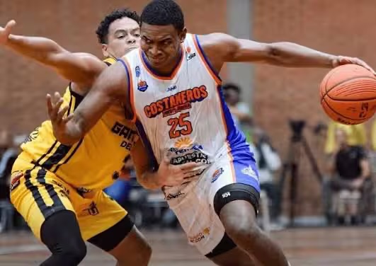 Costaneros de Puerto Cabello vence a Gaiteros del Zulia y suma su segunda victoria consecutiva en la Liga Superior de Baloncesto