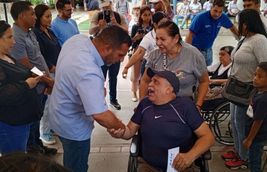 Entregan recursos a 56 familias de La Guaira para tratamientos médicos de alto costo
