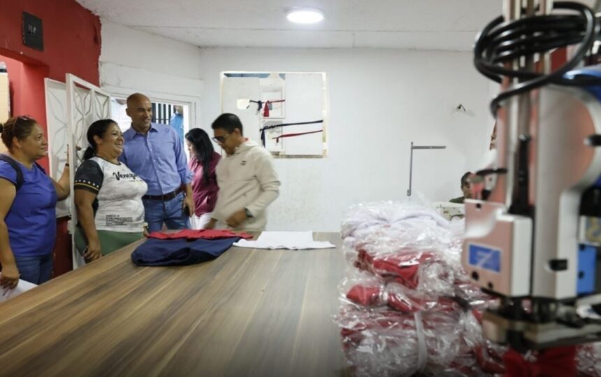 Ministerio de Educación entregará bolsos y uniformes a un millón de niños