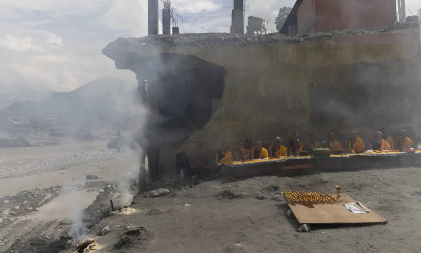 Nepal guarda luto nacional este lunes por las víctimas de la riada en el Himalaya
