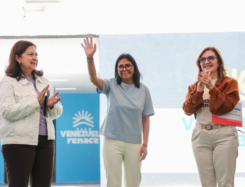 Delcy Rodríguez encabeza acto de entregas del Plan Venezuela Renace junto a autoridades en Caracas