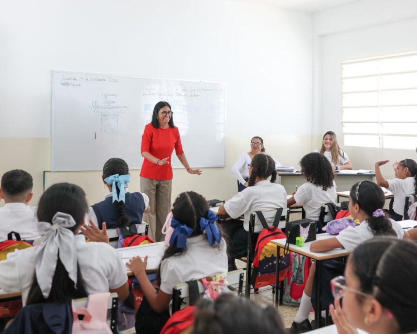 Presidenta Delcy Rodríguez acompaña retorno a clases 2026 desde EBN Elías Toro en Caracas