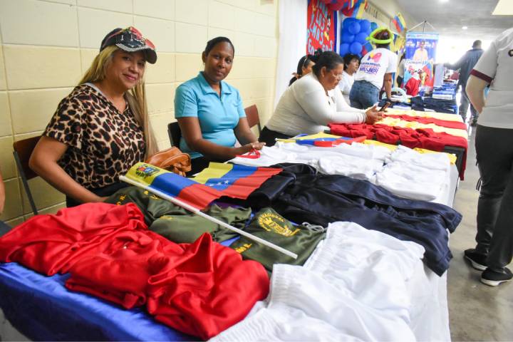 Realizan expoferia de insumos y uniformes a precios asequibles en San Félix