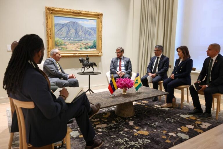 Venezuela y San Vicente y las Granadinas reafirman su histórica cooperación bilateral durante un encuentro diplomático en Nueva York en el marco de la ONU.