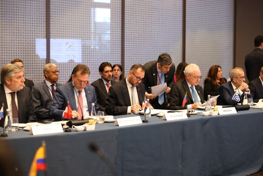 Delegación venezolana participando en la Conferencia Iberoamericana durante el desayuno de trabajo en Nueva York.