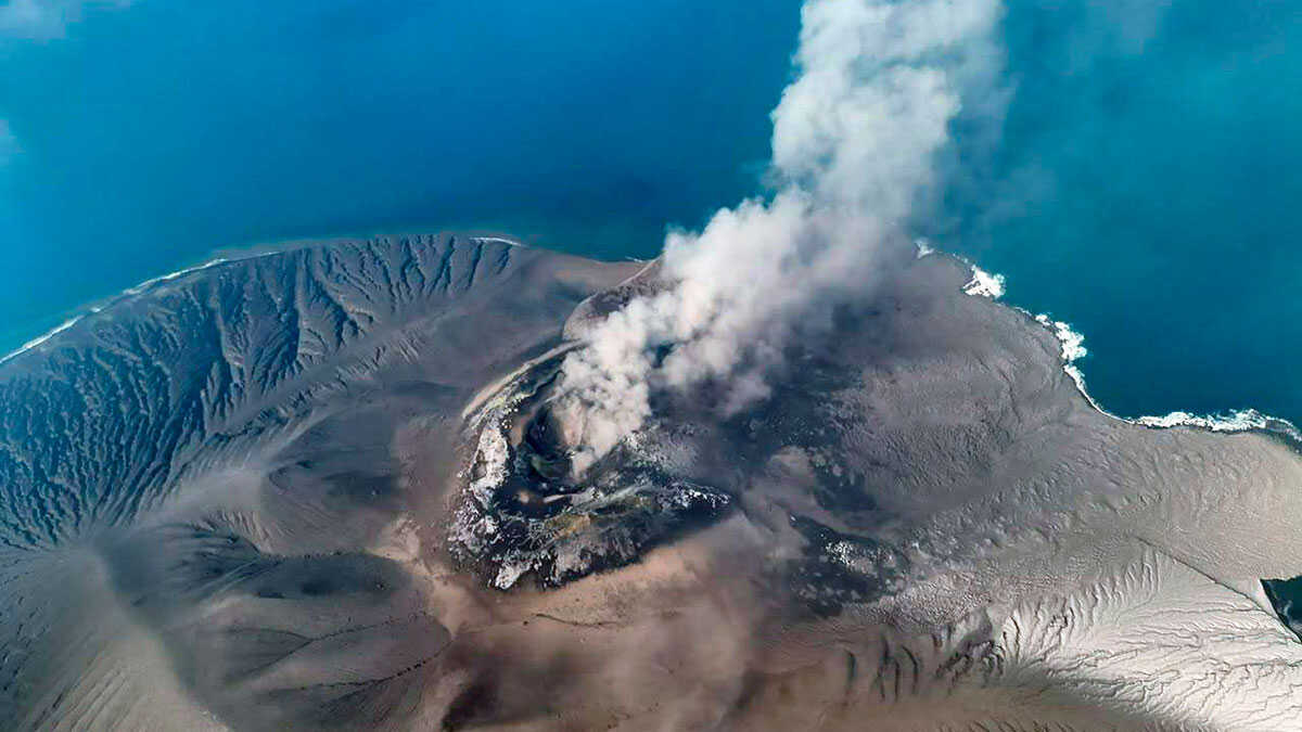 Cierran ocho aeropuertos de Indonesia tras erupción de volcán Anak Krakatau