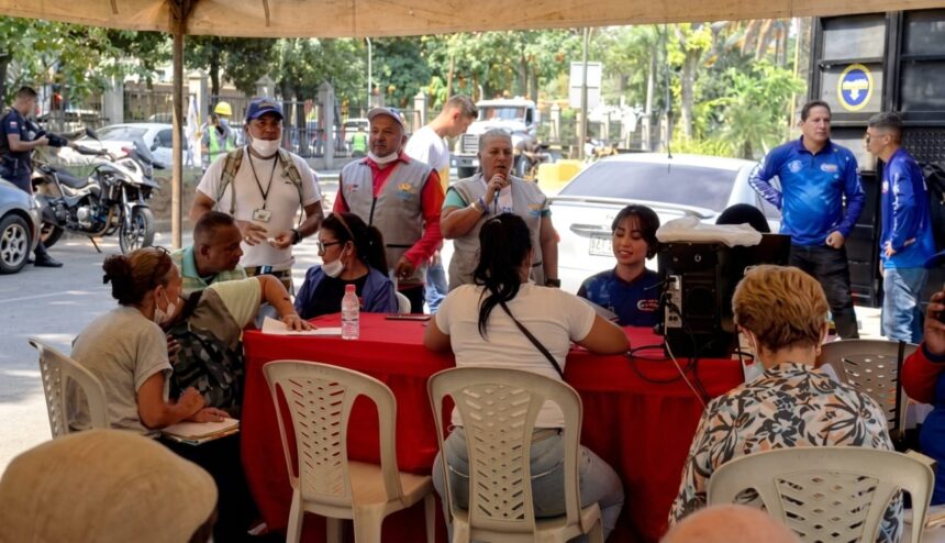 Entregan cédulas catastrales a familias afectadas por el sismo en La Guaira