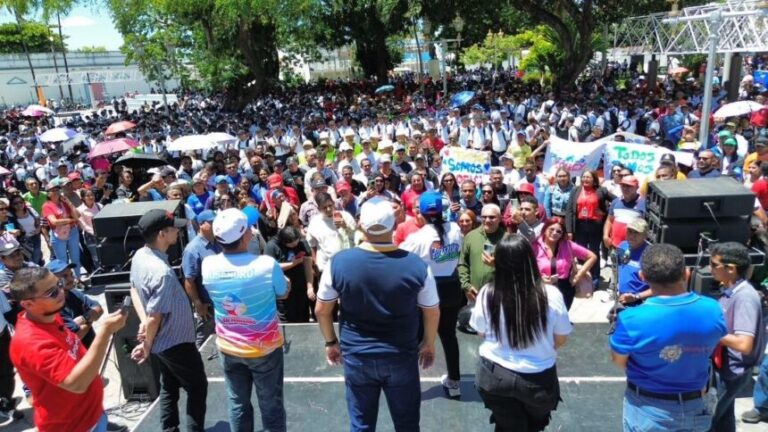Apureños reunidos en la concentración en la plaza Bolívar de San Fernando.