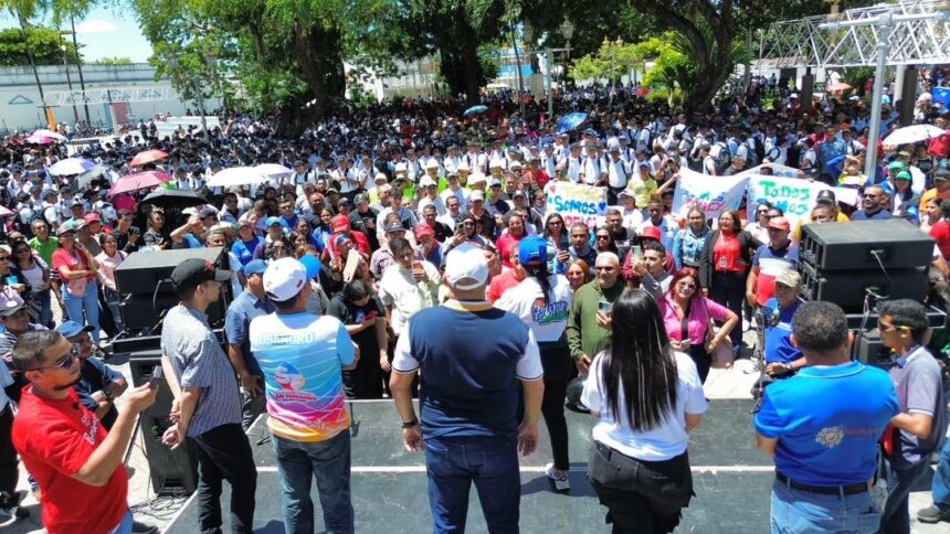 Apureños reunidos en la concentración en la plaza Bolívar de San Fernando.