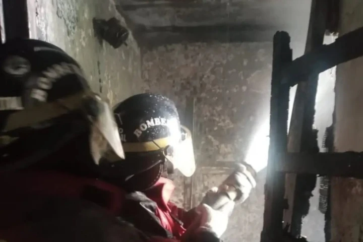 Controlan incendio en estructura y evitan daños mayores en el 23 de Enero
