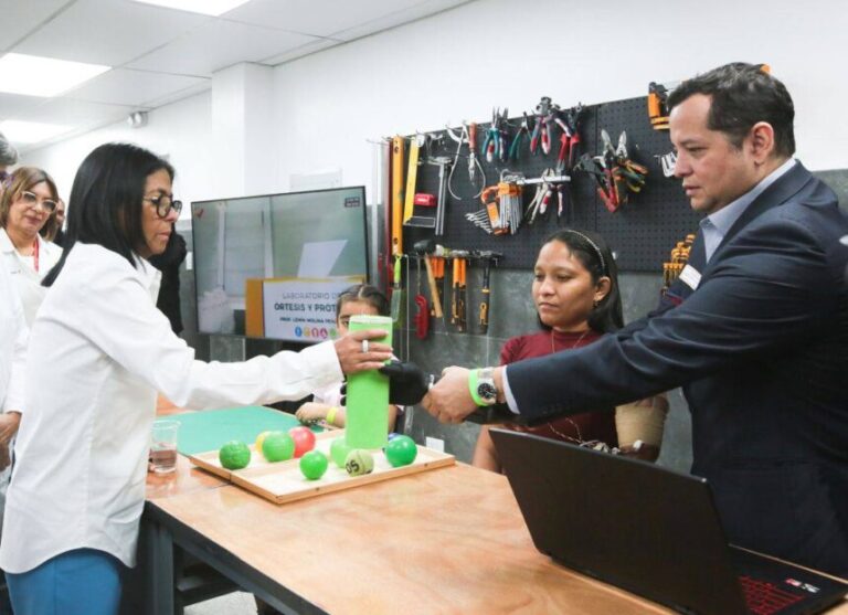 Presidenta Delcy Rodríguez agradece tecnología biónica internacional