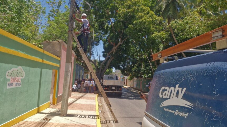 Trabajos de despliegue de fibra óptica en El Valle del Espíritu Santo.