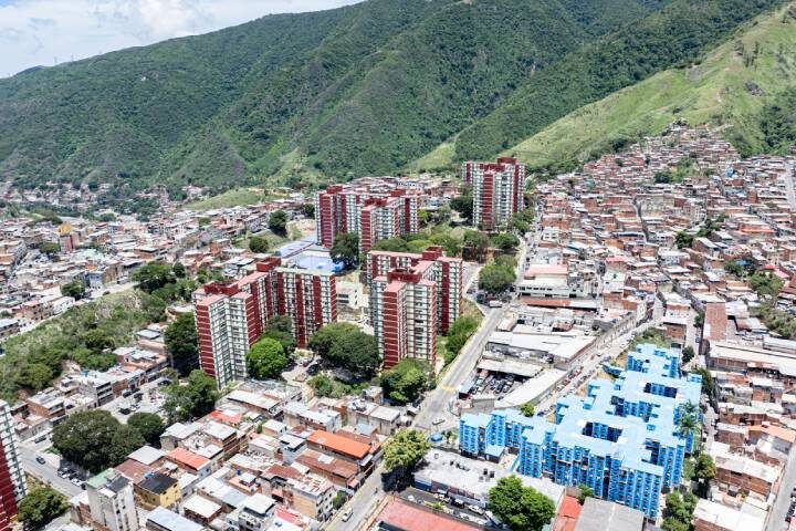 Ejecutivo nacional otorga financiamiento a 35 condominios de Caracas
