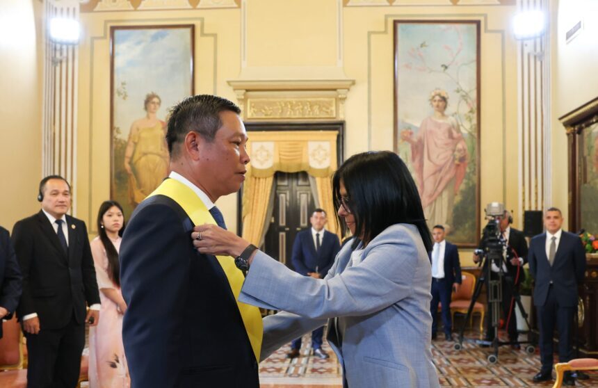 Venezuela condecora al embajador de Vietnam tras culminar su misión diplomática en el país