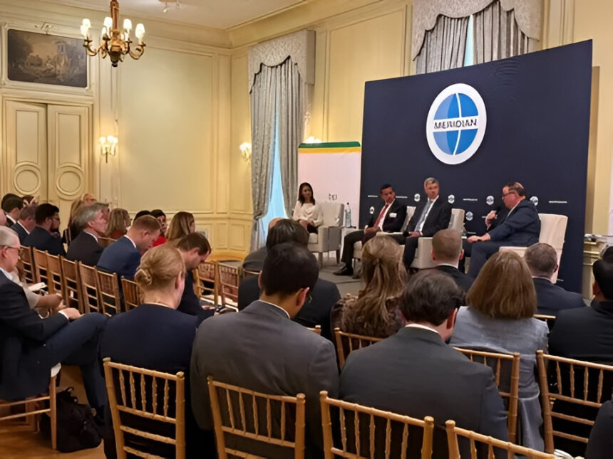 Johann Álvarez Márquez destaca la inversión energética en Venezuela durante el foro America 250 en Washington.