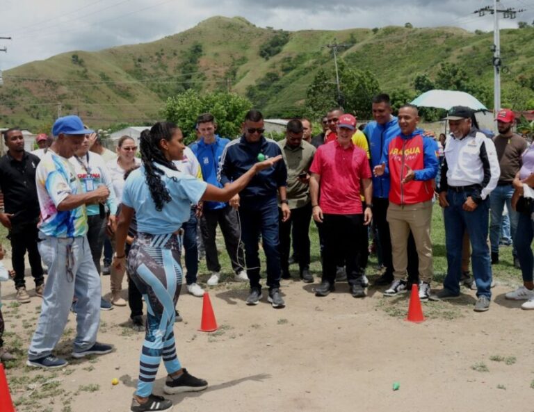 Niños y autoridades deportivas en los Juegos Comunales 2026 en la comuna Cilia Flores.
