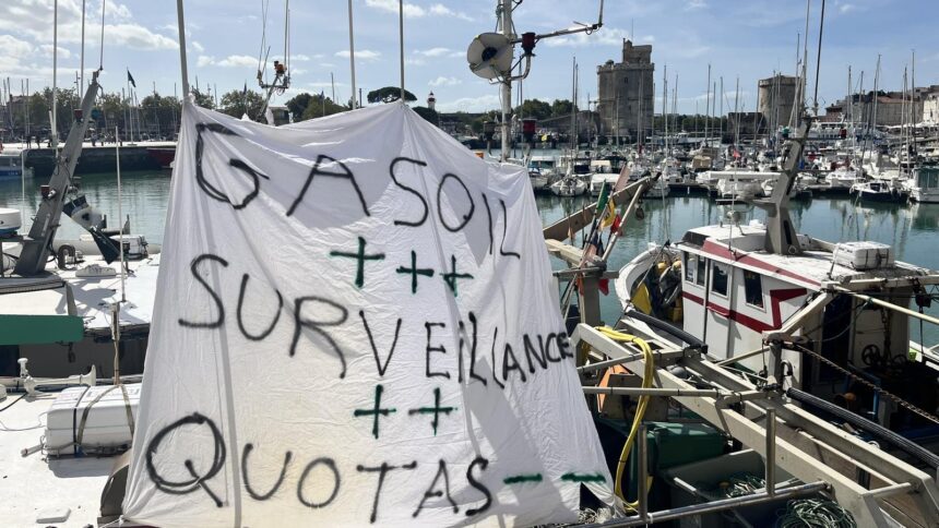 Barcos y sector pesquero afectados por el alto precio del diésel en los puertos de Francia.