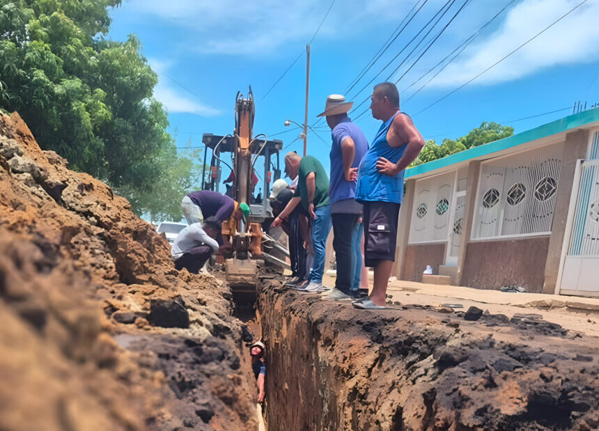 Sustituyen tubería de aguas residuales en el municipio San Francisco del Zulia
